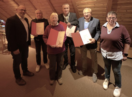 Die anwesenden Geehrten mit Vorsitzenden Gerhard Domann links und stellv. Vorsitzende Petra Paunach rechts