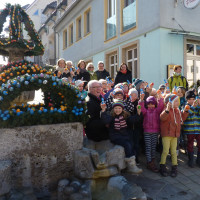 SPD Frauentreff Höchberg übergibt geschmückten Brunnen an die Öffentlichkeit